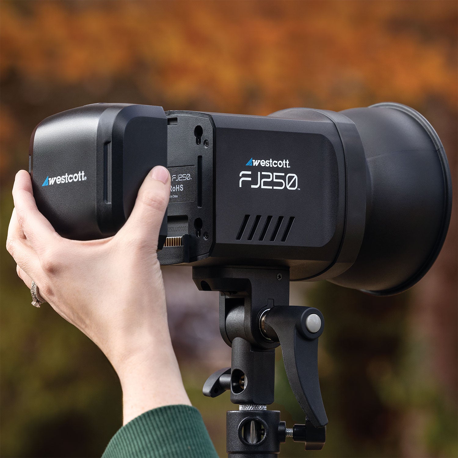 FJ250 Touchscreen Strobe with FJ Pro AC/DC Battery (250Ws)